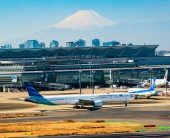 pixta_74966117_空港の風景　タキシング中の飛行機と富士山　東京都大田